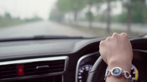 Motorista Feminino Irreconhecível Usando Mão Esquerda Agarra Volante Enquanto Dirige — Vídeo de Stock