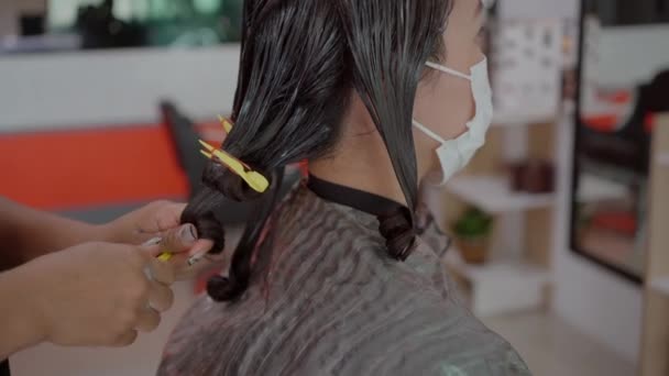 Profesionální Kadeřník Dělat Vlasy Barvení Léčbu Kráse Salon Shop Žena — Stock video