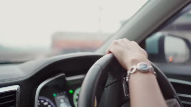 Eine Unkenntliche Autofahrerin Greift Während Der Fahrt Mit Der Linken — Stockvideo