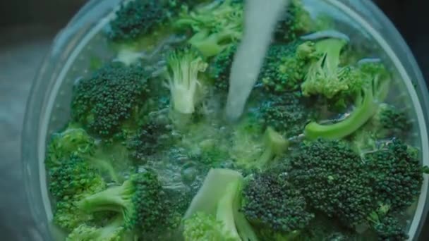 Pişirmeden Önce Organik Taze Sebzeleri Yıkıyorum Hazır Brokoliyi Sepette Suyla — Stok video
