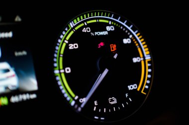 Elektrikli aracın dijital modern gösterge paneli - şarj istasyonunda şarj olurken EV, pil elektrikli araç veya BEV. Araçtaki gösterge paneli şarj durumu gösteriyor.