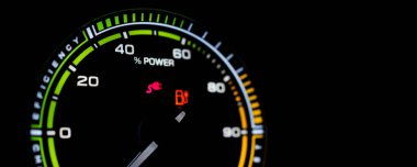 Elektrikli aracın dijital modern gösterge paneli - şarj istasyonunda şarj olurken EV, pil elektrikli araç veya BEV. Araçtaki gösterge paneli şarj durumu gösteriyor.