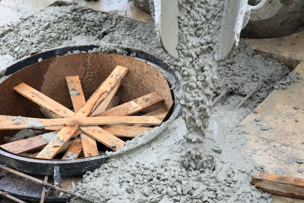Workman Menuangkan Campuran Beton Atau Semen Dari Pencampuran Truk Beton — Stok Foto