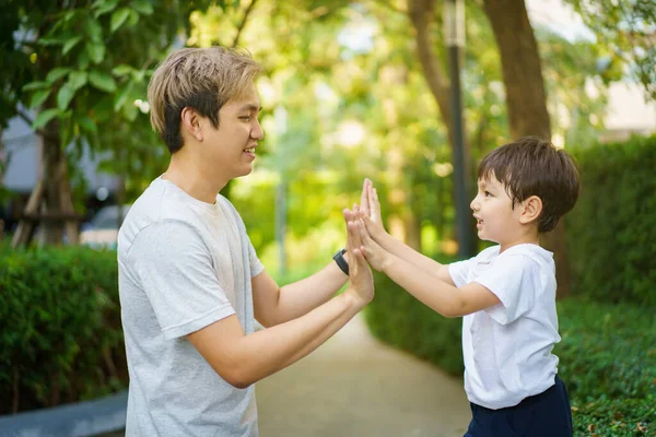Happy Asian Kleine Jongen Genieten Van Spelen Wandelen Het Park — Stockfoto