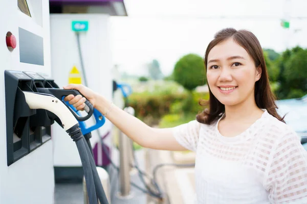 Mujer Asiática Feliz Sosteniendo Conector Carga Ccs Tipo Estación Carga — Foto de Stock