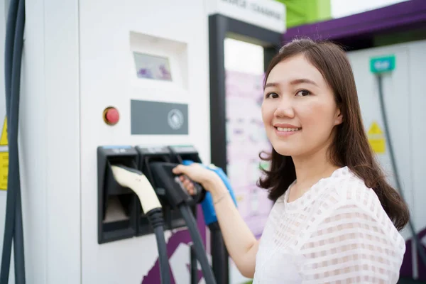 Mujer Asiática Feliz Sosteniendo Conector Carga Ccs Tipo Estación Carga — Foto de Stock