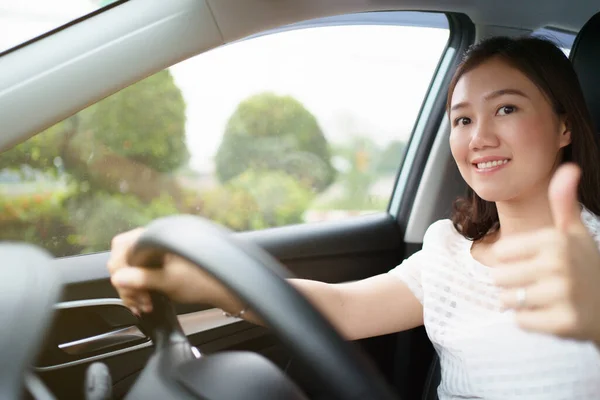 Mujer Asiática Feliz Conduciendo Vehículo Eléctrico Coche Sonriendo Mostrando Pulgar — Foto de Stock