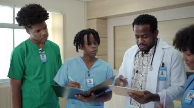 Bir grup Amerikalı - Afrikalı etnik kökenli tıp öğrencisi ya da genel hastanede stajyer doktor birlikte semptomatik tedavi ve mutlu tıp öğrencisi konuşması hakkında tartışıyorlar. Sağlık çalışanı..