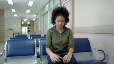 Profesyonel uzman doktor, hastanenin bekleme salonunda doktor bekleyen Asyalı bir hastayla konuşmak ve istişarede bulunmak için geliyor. Sağlık - refah kavramı.