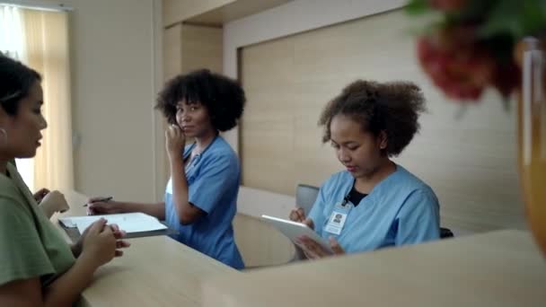 Люди Назначающие Встречу Медицинским Персоналом Стойке Регистрации Больнице Медицинский Персонал — стоковое видео