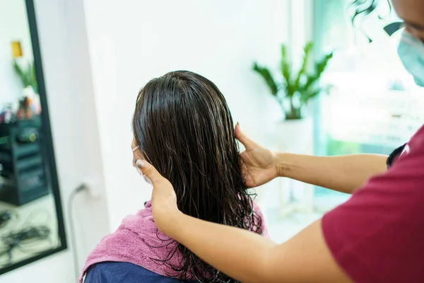 Mulher Jovem Asiática Tem Corte Cabelo Spa Por Cabeleireiro Beleza — Fotografia de Stock