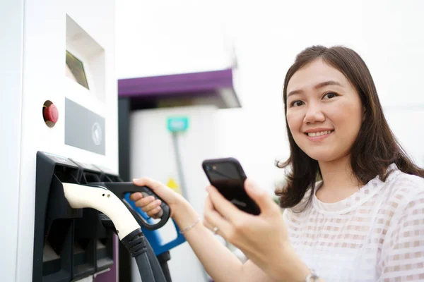Mujer Asiática Feliz Sosteniendo Conector Carga Ccs Tipo Estación Carga — Foto de Stock