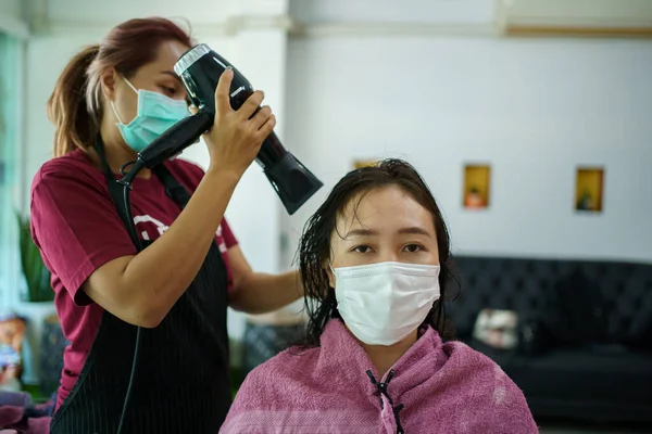 Mujer Joven Asiática Tienen Corte Pelo Spa Por Peluquería Belleza — Foto de Stock