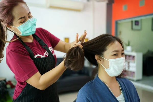 Mulher Jovem Asiática Tem Corte Cabelo Spa Por Cabeleireiro Beleza — Fotografia de Stock