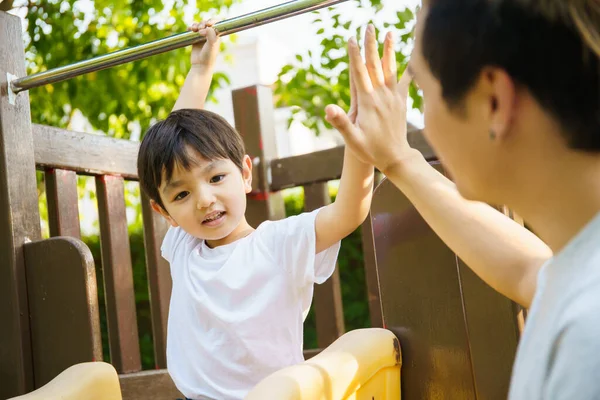 Happy Asian Little Boy Enjoy Playing Walking Park Daddy Close — Stock Photo, Image