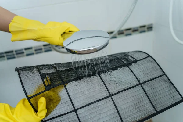 Asian Woman Cleaning Dirty Dusty Air Conditioning Filter Her House — Stock Photo, Image