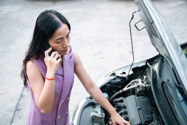Arabasıyla Ilgili Sorunları Olan Genç Bir Asyalı Kadın Yardım Tavsiye — Stok fotoğraf
