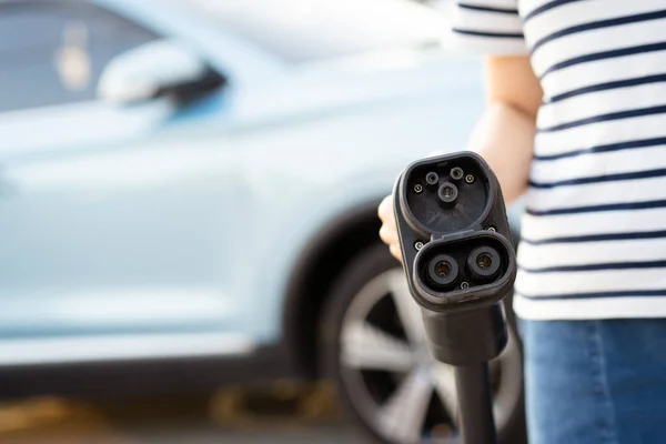 Mujer Asiática Irreconocible Sosteniendo Conector Carga Ccs Tipo Estación Carga — Foto de Stock