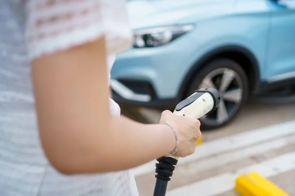 Mujer Asiática Irreconocible Sosteniendo Conector Carga Tipo Estación Carga Mujer — Foto de Stock