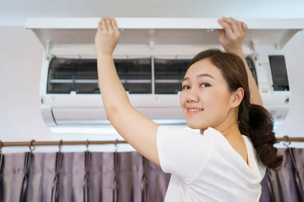 Asiatisk Kvinna Städar Ett Smutsigt Och Dammigt Luftkonditioneringsfilter Sitt Hus — Stockfoto