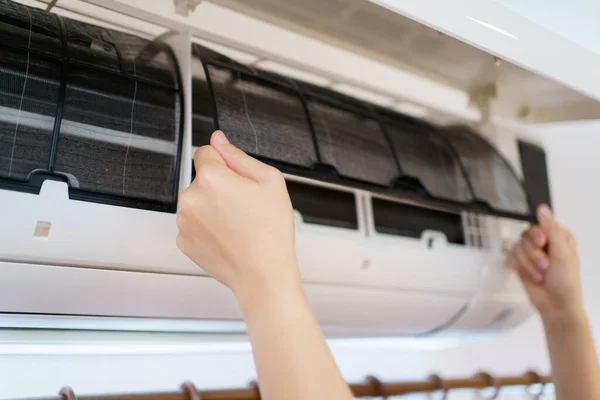 Mujer Asiática Limpiando Filtro Aire Acondicionado Sucio Polvoriento Casa Ama — Foto de Stock