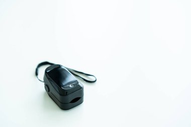 Taşınabilir dijital kan oksijeni doygunluğu. Nabız ölçer, fotokopi uzayına yakın. Oksimetre gerçek zamanlı oksijen doygunluğu gösteriyor..