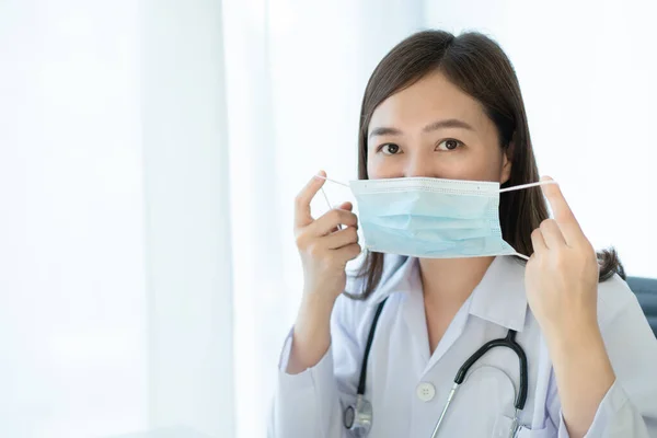 Asiatisk Kvinnlig Läkare Använder Bärbar Dator För Att Arbeta Sjukhus — Stockfoto
