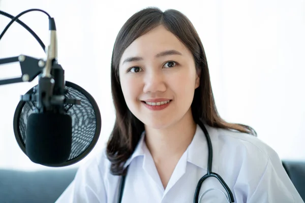 Medico Asiatico Fare Una Videoconferenza Online Con Suo Paziente Tele — Foto Stock