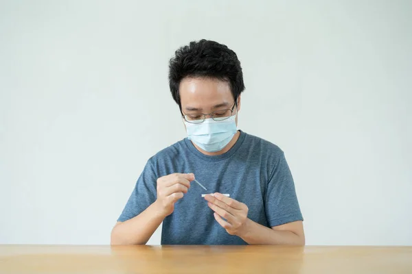 Asiatisk Ung Man Med Svabb Covid Eller Coronavirus 2019 Antigen — Stockfoto