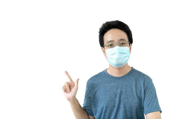 아시아 청년이 공간을 손가락으로 가리켰고 아시아 청년은 안경을 얼굴에 마스크를 — 스톡 사진
