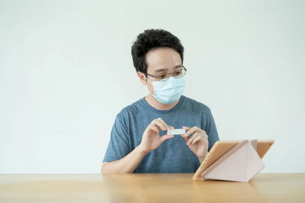 Asiatisk Ung Man Visar Covid Eller Coronavirus Antigen Testa Resultat — Stockfoto