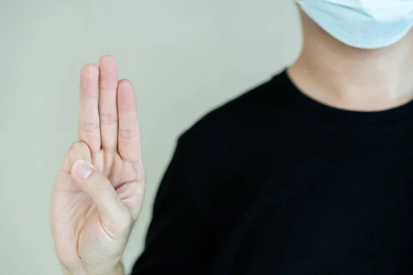 Oigenkännlig Thailändsk Ung Man Visar Ett Tre Finger Tecken Som — Stockfoto