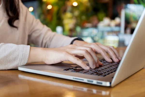 Boldog Ázsiai Koncentrált Dolgozik Kávézóban Segítségével Laptop Számítógép Magányos Érzelgős — Stock Fotó
