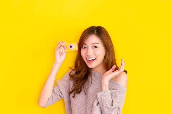 아시아 노란색 사진을 포즈를 취하고 스러운 장난감 카메라를 컨셉으로 행복해 — 스톡 사진