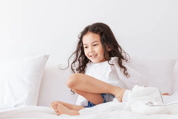 Kis Ázsiai Fiatal Lány Éves Korig Élvezi Játékot Ugrás Ágyon — Stock Fotó