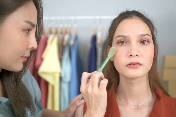 Profissional Make Artista Usando Seco Cosmético Aplicando Jovem Bela Mulher — Fotografia de Stock