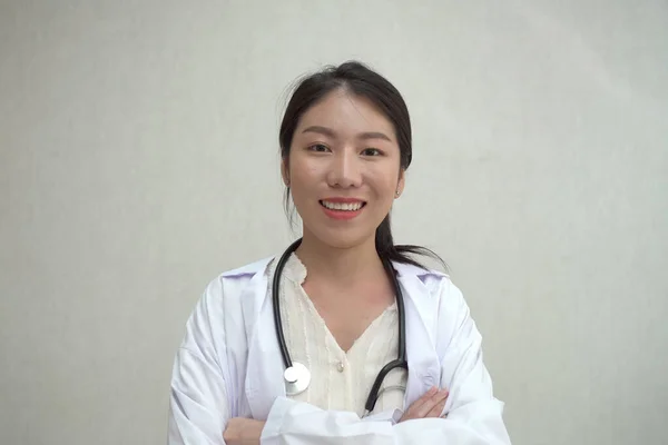 Portret Zdjęciach Azjatyckiej Lekarki Uśmiechniętej Przechodzącej Pod Kamerę Atrakcyjna Dobrze — Zdjęcie stockowe