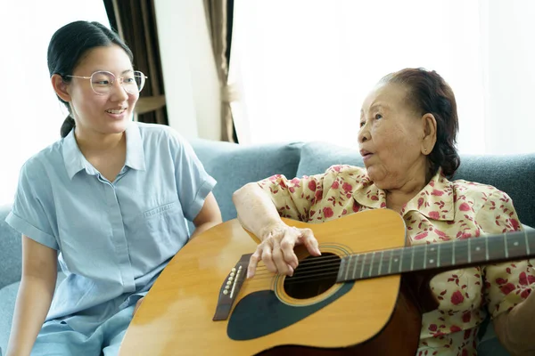 Donna Anziana Asiatica Che Suona Una Chitarra Acustica Lascia Che — Foto Stock