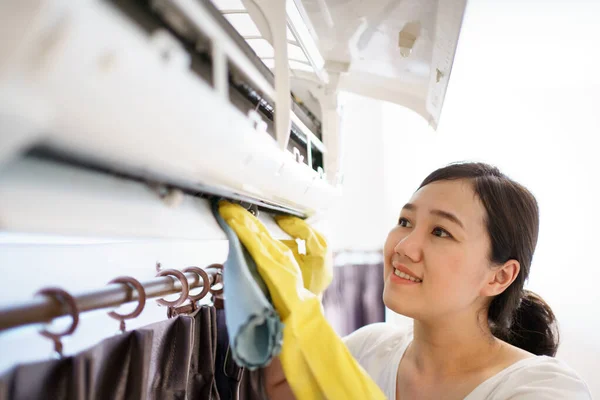 Asiatisk Kvinna Städar Ett Smutsigt Och Dammigt Luftkonditioneringsfilter Sitt Hus — Stockfoto