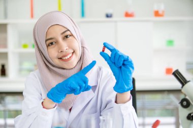 Laboratuvarda antivirüs deneyi yapan uzman ilaç araştırmacıları. Kimya laboratuarındaki yeni tıbbı araştıran bilim adamı. Bilimsel deney konsepti.