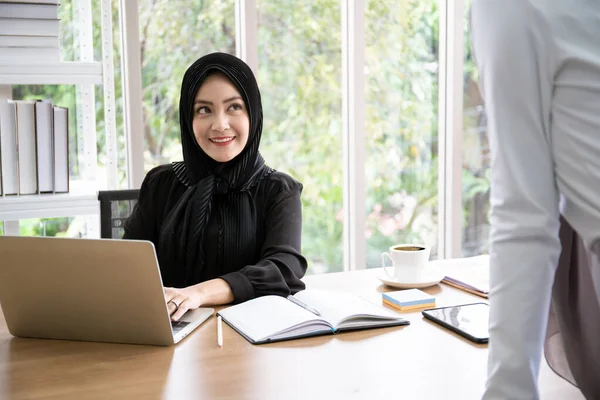 Cheerful Asian Muslim Businesswomen Talking Together Workplace Break Two Muslim — ストック写真