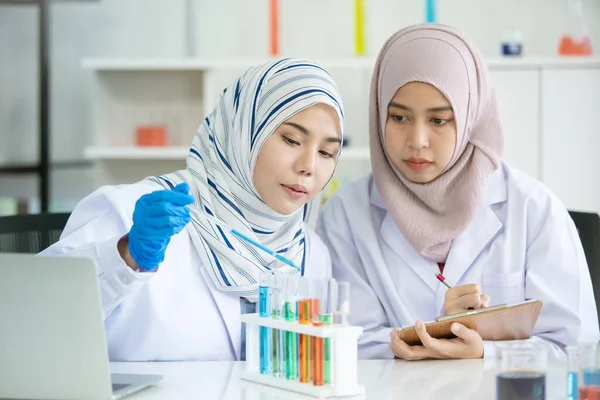 Asian Young Muslim Scientist Testing Chemical Experiment Laboratory Professional Scientific — ストック写真