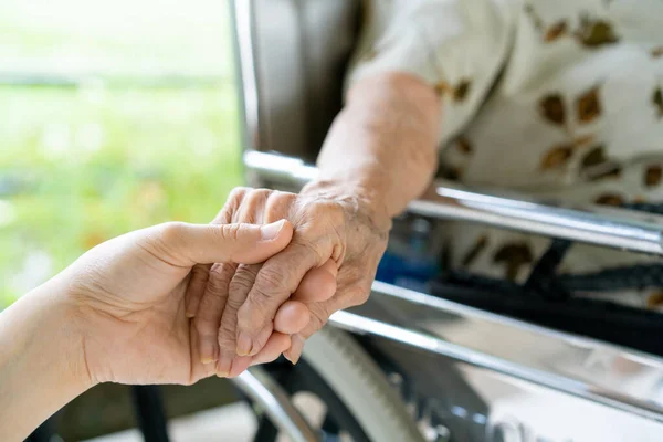 Giovane Nipote Prendersi Cura Della Nonna Con Tenerezza Cura Mani — Foto Stock