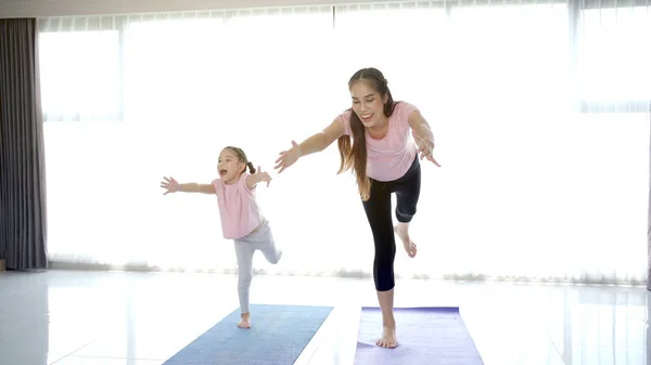 Cheerful Happy Asian Family Father Mother Daughter Making Home Exercise — Foto de Stock