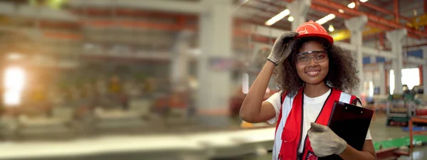 Female Senior Engineers Inspecting Machines Factory Professional Engineer Checking Automation — Stock Photo, Image