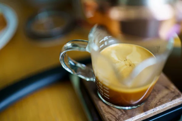 Barista Parzy Kawę Espresso Przy Użyciu Wysokociśnieniowego Ekspresu Kawy Małej — Zdjęcie stockowe