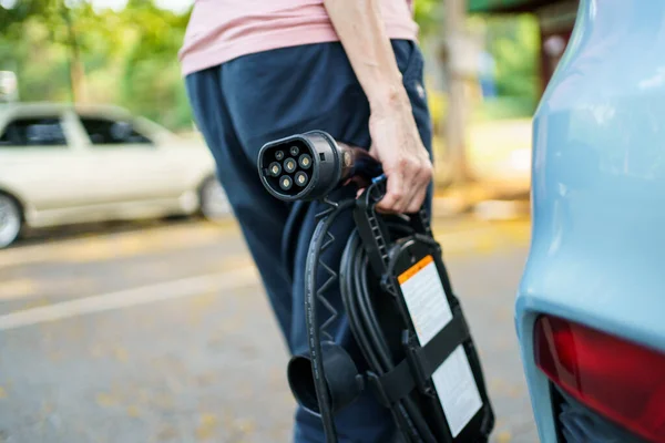 Unrecognizable Woman Holding Portable Emergency Charging Adapter Preparing Charge Car — Foto de Stock