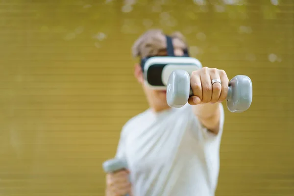 Активний Азіатський Спортсмен Проводить Тренування Ваги Використовуючи Дзвінок Віртуальну Реальність Стокове Зображення