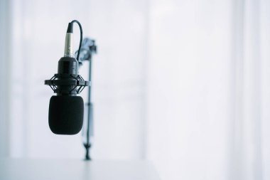 Ses kayıt stüdyosu ve profesyonel yoğunlaştırıcı mikrofon, kulaklık ve ses karıştırma için dizüstü bilgisayar dahil olmak üzere ekipmanlar. Evde dijital ses kayıt stüdyosu.