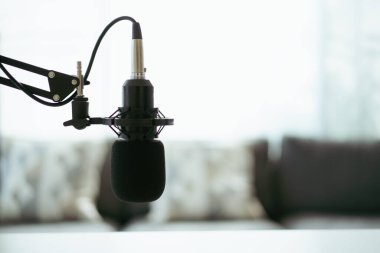 Ses kayıt stüdyosu ve profesyonel yoğunlaştırıcı mikrofon, kulaklık ve ses karıştırma için dizüstü bilgisayar dahil olmak üzere ekipmanlar. Evde dijital ses kayıt stüdyosu.
